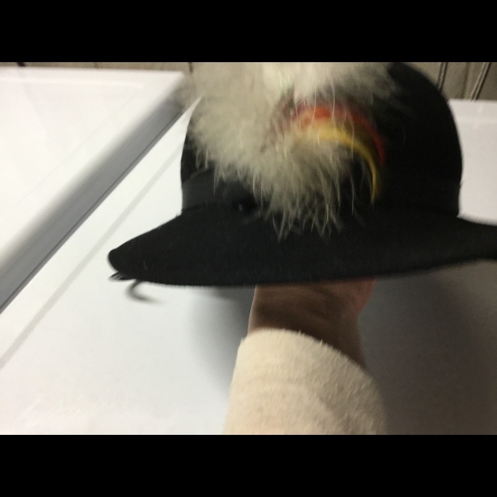 Cloche/fedora hat in black